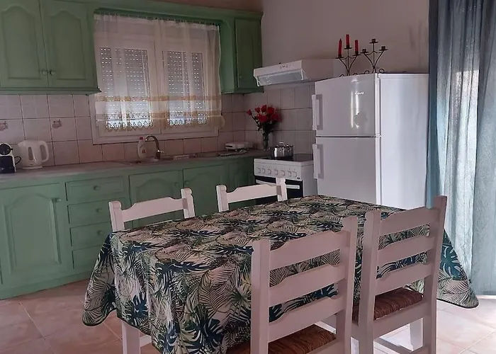Colorful 2-Bedroom House In Gaios