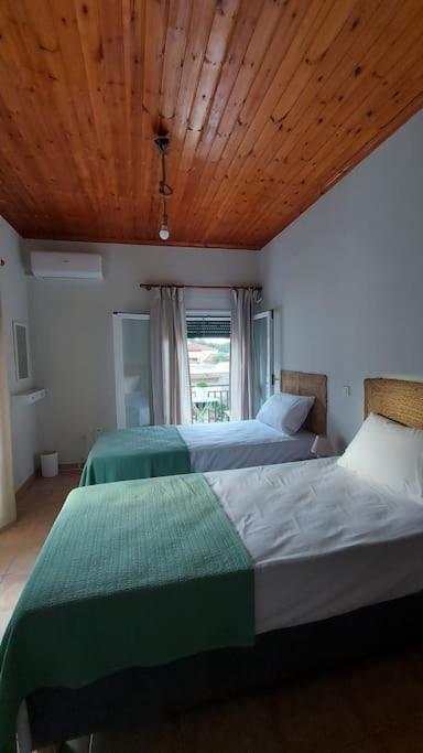 Colorful 2-bedroom House In Gaios